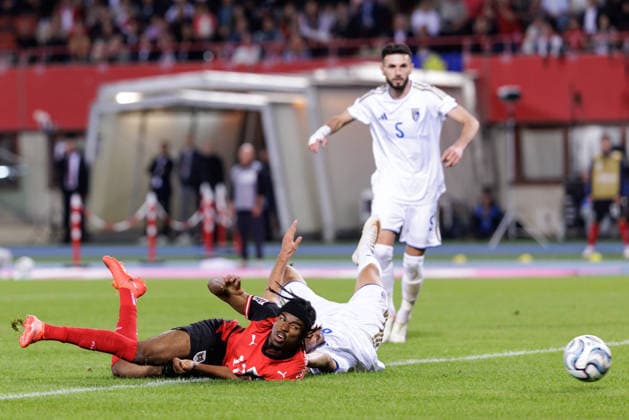 SOCCER - NL, AUT vs KOS VIENNA,AUSTRIA,27.SEP.26 - SOCCER - UEFA Nations League, OEFB international match, Länderspiel, Nationalmannschaft Austria vs Kosovo. Image shows Carney Chukwuemeka (AUT), Valmir Matoshi and Lumbardh Dellova (KOS). Keywords: goal.  GEPAxpictures xArminxRauthner