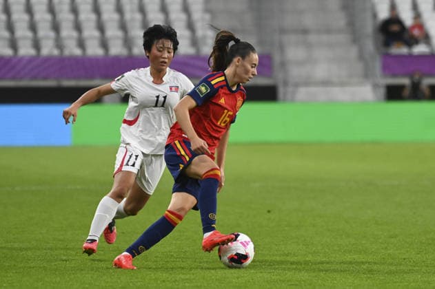 IPA89040716 - Rim Jong Choe (DPRK) and Rosalia Dominquez (ESP) during the FIFA U-20 Women s World Cup final between Spain and North Korea, held in ?ód?, Poland, on September 27, 2026  Copyright: xMichalxDubiel IPAxSportx xx IPA89040716