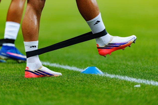 VIENNA, AUSTRIA - 27 SEPTEMBER 2026: Image shows a feature of football shoes and elastic band during UEFA Nations League 2026 27 League B, Group B3, Matchday 2: Austria vs Kosovo at Ernst-Happel-Stadion on 27 09 2026 in Vienna, Austria. Austria Copyright: xFröhlichxPascalx