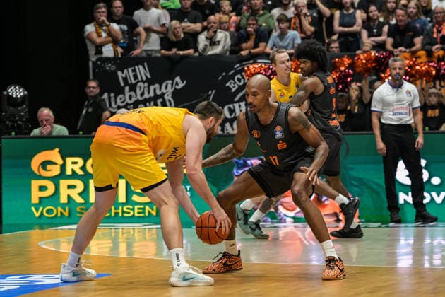 easyCredit Basketball Bundesliga, Matchday 3, Niners Chemnitz vs. Phoenix Hagen, September 27,2026, starting at 4:30 p.m., Chemnitz, Chemnitz Arena. Pictured: No. 21 Tim Uhlemann, No. 17 Darion Atkins. easyCredit Basketball Bundesliga, Matchday 3, Niners Chemnitz vs. Phoenix Hagen, Chemnitz, Saxony, Germany Copyright: xEHLxMedia MichelxKöhlerx 20262709-Niners-Chemnitz-Phoenix-Hagen_120