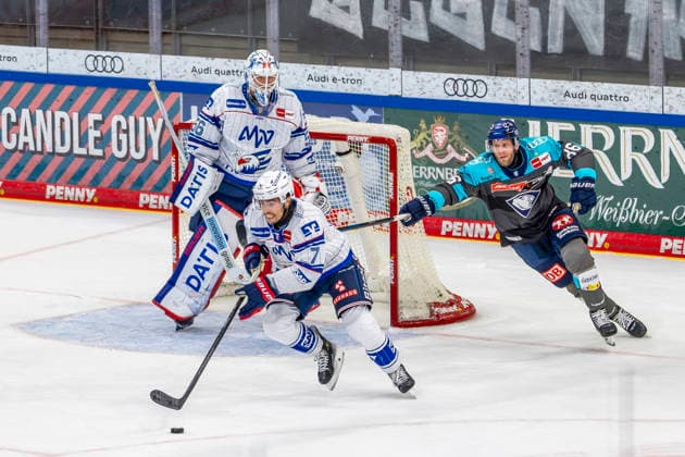 Ingolstadt, Germany, September 27, 2026 PENNY DEL 2026–2027, Game 4: ERC Ingolstadt vs. Adler Mannheim. Pictured, from left, in a one-on-one battle: Goaltender Maximilian Franzreb (MERC), John Gilmour (MERC) and Daniel Pietta (ERCI) at Saturn Arena, Bavaria Copyright: xFotostandx xSchäferx