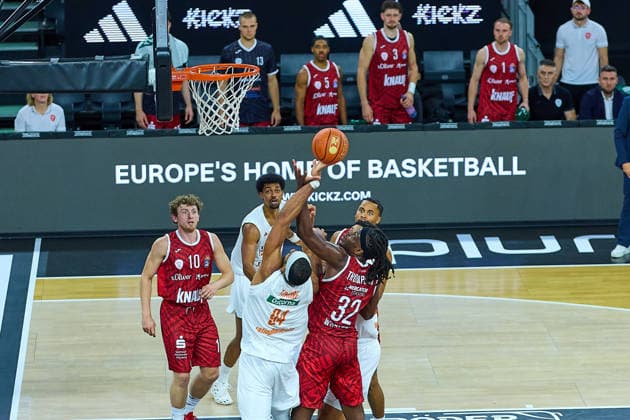 Calvin Wishart, Würzburg Baskets, 10; Ibi Watson, ratiopharm Ulm, 02; Armel Traore, ratiopharm Ulm, 07, and Charles Thompson, Würzburg Baskets, 32, on the rebound GER, Ratiopharm Ulm vs. Würzburg Baskets, Basketball, 1st Bundesliga, Matchday 3, 2026–2027 season, September 27, 2026 GER, Ratiopharm Ulm vs. Würzburg Baskets, Basketball, 1st Bundesliga, Matchday 3, 2026–2027 season, September 27, 2026 Neu Ulm Copyright: xEibner-Pressefoto GeraldxOelze-dexStoppanyx EP_ODS