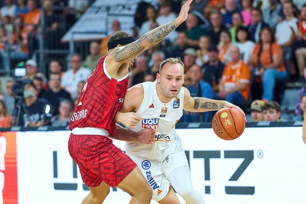 Max Jones, Würzburg Baskets, 02; Devin Schmidt, Ratiopharm Ulm, 08 GER; Ratiopharm Ulm vs. Würzburg Baskets, Basketball, 1st Bundesliga, Matchday 3, 2026–2027 Season, September 27, 2026 GER, Ratiopharm Ulm vs. Würzburg Baskets, Basketball, 1st Bundesliga, Matchday 3, 2026–2027 Season, September 27, 2026 Neu Ulm Copyright: xEibner-Pressefoto GeraldxOelze-dexStoppanyx EP_ODS