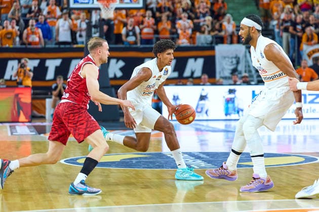 Lukas Herzog, Würzburg Baskets, 01, Meissa Faye, ratiopharm Ulm, 11, Armel Traore, ratiopharm Ulm, 07 GER, ratiopharm Ulm vs. Würzburg Baskets, Basketball, 1st Bundesliga, Matchday 3, 2026–2027 Season, September 27, 2026 GER, Ratiopharm Ulm vs. Würzburg Baskets, Basketball, 1st Bundesliga, Matchday 3, 2026–2027 Season, September 27, 2026 Neu Ulm Copyright: xEibner-Pressefoto GeraldxOelze-dexStoppanyx EP_ODS