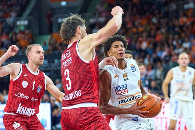 Lukas Herzog, Würzburg Baskets, 01, Leo Saffer, Würzburg Baskets, 03, Meissa Faye, Ratiopharm Ulm, 11 GER, Ratiopharm Ulm vs. Würzburg Baskets, Basketball, 1st Bundesliga, Matchday 3, 2026–2027 Season, September 27, 2026 GER, Ratiopharm Ulm vs. Würzburg Baskets, Basketball, 1st Bundesliga, Matchday 3, 2026–2027 Season, September 27, 2026 Neu Ulm Copyright: xEibner-Pressefoto GeraldxOelze-dexStoppanyx EP_ODS