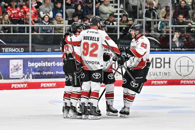 Penny DEL: Augsburger Panther vs. Kölner Haie, September 27, 2026, AUGSBURG, GERMANY September 27: The visiting fans celebrate after Valtteri KEMILÄINEN (No. 13, Kölner Haie) scores to make it 3–6 during the Penny DEL game between the Augsburger Panther and the Kölner Haie on Matchday 4 at the Curt Frenzel Stadium Copyright: xBEAUTIFULxSPORTS Goldbergx
