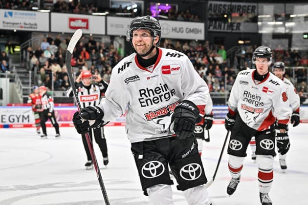 Penny DEL: Augsburger Panther vs. Kölner Haie, September 27, 2026, AUGSBURG, GERMANY September 27: The visiting fans cheer after Valtteri KEMILÄINEN (No. 13, Kölner Haie) scores to make it 3–6 during the Penny DEL match between the Augsburger Panther and the Kölner Haie on Matchday 4 at Curt Frenzel Stadium Copyright: xBEAUTIFULxSPORTS Goldbergx