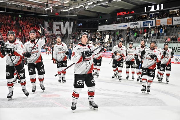 Penny DEL: Augsburger Panther vs. Kölner Haie, September 27, 2026, AUGSBURG, GERMANY September 27: The Haie players celebrate their victory in Augsburg with the fans after the Penny DEL match between the Augsburger Panther and the Kölner Haie on Matchday 4 at Curt Frenzel Stadium. Gregor MACLEOD, Kölner Haie 89 Copyright: xBEAUTIFULxSPORTS Goldbergx