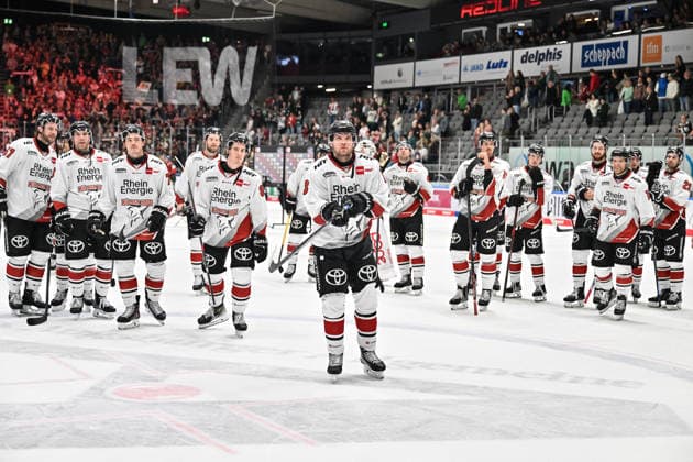 Penny DEL: Augsburger Panther vs. Kölner Haie, September 27, 2026, AUGSBURG, GERMANY September 27: The Haie players celebrate their victory in Augsburg with the fans after the Penny DEL match between the Augsburger Panther and the Kölner Haie on Match Day 4 at the Curt Frenzel Stadium. Valtteri KEMILÄINEN, Kölner Haie, 13 Copyright: xBEAUTIFULxSPORTS Goldbergx