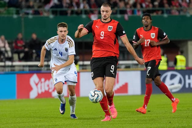 SOCCER - NL, AUT vs KOS VIENNA,AUSTRIA,27.SEP.26 - SOCCER - UEFA Nations League, OEFB international match, Länderspiel, Nationalmannschaft Austria vs Kosovo. Image shows Sasa Kalajdzic (AUT), Ilir Krasniqi (KOS) and Carney Chukwuemeka (AUT).  GEPAxpictures xKevinxKada