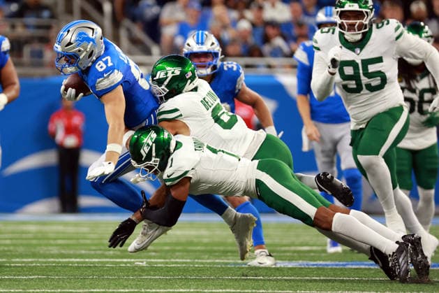 New York Jets vs Detroit Lions DETROIT,MICHIGAN-SEPTEMBER 27: Tight end Sam LaPorta (87) of the Detroit Lions carries the ball under the pressure of cornerback Azareye h Thomas (1) of the New York Jets ad safety Dane Belton (6) of the New York Jets during an NFL, American Football Herren, USA football game between the New York Jets and the Detroit Lions in Detroit, Michigan USA, on Sunday, September 27, 2026 Detroit Michigan United States  Copyright: xAmyxLemusx originalFilename:lemus-newyorkj260927_npE9O.jpg