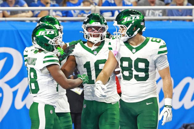 New York Jets vs Detroit Lions DETROIT,MICHIGAN-SEPTEMBER 27: Tight end Kenyon Sadiq 16 of the New York Jets celebrates with teammates after his touchdown during the first half of an NFL, American Football Herren, USA football game between the New York Jets and the Detroit Lions in Detroit, Michigan USA, on Sunday, September 27, 2026 Detroit Michigan United States  Copyright: xJorgexLemusx originalFilename:lemus-newyorkj260927_npc74.jpg