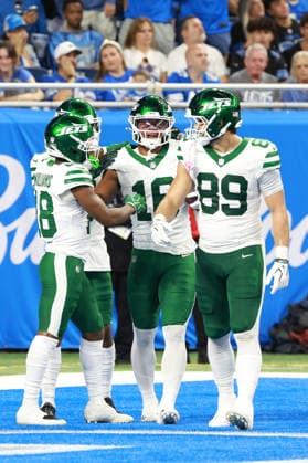 New York Jets vs Detroit Lions DETROIT,MICHIGAN-SEPTEMBER 27: Tight end Kenyon Sadiq 16 of the New York Jets celebrates with teammates after his touchdown during the first half of an NFL, American Football Herren, USA football game between the New York Jets and the Detroit Lions in Detroit, Michigan USA, on Sunday, September 27, 2026 Detroit Michigan United States  Copyright: xJorgexLemusx originalFilename:lemus-newyorkj260927_npvOn.jpg