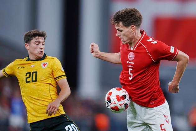 Nations League: Denmark vs. Wales—Denmark s Joakim Maehle and Wales Daniel James during the Nations League match between Denmark and Wales at Parken on Sunday, September 27, 2026. Photo by Liselotte Sabroe, Ritzau Scanpix, Copenhagen, Denmark  Copyright: Ritzau Scanpix LiselottexSabroex spdk20260927-202539-L