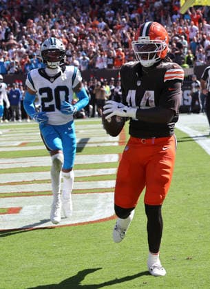 Cleveland Browns Harold Fannin Jr.(44) makes a catch for a touchdown from Deshaun Watson (4) in the second quarter against the Carolina Panthers at Huntington Bank Field in Cleveland, Ohio on Sunday September 27, 2026.  CLE20260927106 AARONxJOSEFCZYK