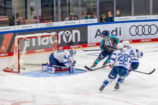 Ingolstadt, Germany, September 27, 2026 PENNY DEL 2026–2027, Game 4: ERC Ingolstadt vs. Adler Mannheim. Pictured, second from left: Goal scorer Riley Sheen of ERC Ingolstadt scores the 1–0 goal at Saturn Arena in Bavaria. Copyright: xFotostandx xSchäferx