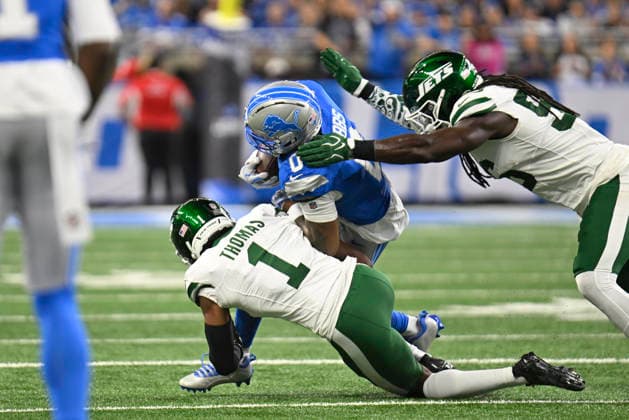 Sep 27, 2026; Detroit, MI, USA; Detroit Lions running back Jahmyr Gibbs (0) gets undercut by New York Jets cornerback Azareye h Thomas (1) at Ford Field. Mandatory Credit: -Cal Media NFL, American Football Herren, USA 2026: Jets Vs Lions SEP 27  - ZUMAc04_ 20260927_zma_c04_009 Copyright: xAllanxDranbergx