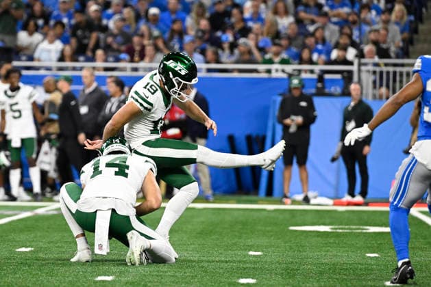 Sep 27, 2026; Detroit, MI, USA; New York Jets PK Jason Sanders (19) kicks a PAT as New York Jets punter Austin McNamara (14) holds at Ford Field. Mandatory Credit: -Cal Media NFL, American Football Herren, USA 2026: Jets Vs Lions SEP 27  - ZUMAc04_ 20260927_zma_c04_012 Copyright: xAllanxDranbergx