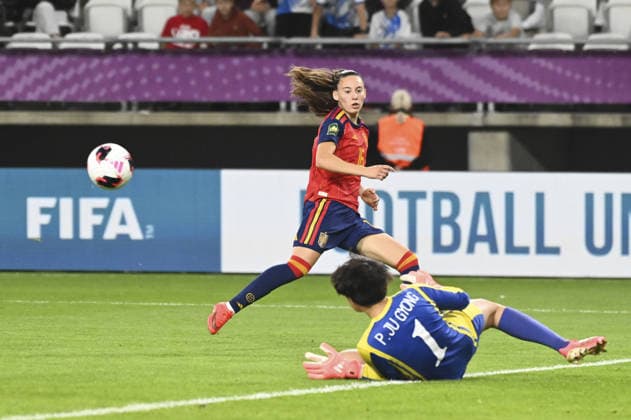 IPA89042792 - Rosalia Dominquez (ESP) and Ju Gyong Pak (PRK) during the FIFA U-20 Women s World Cup final between Spain and North Korea, held in ?ód?, Poland, on September 27, 2026  Copyright: xMichalxDubiel IPAxSportx xx IPA89042792