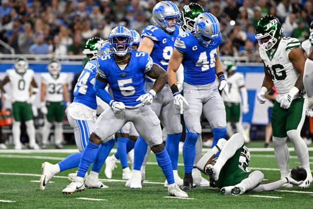 Sep 27, 2026; Detroit, MI, USA; Detroit Lions safety Christian Izien (5) celebrates a tackle for a loss at Ford Field. Mandatory Credit: -Cal Media NFL, American Football Herren, USA 2026: Jets Vs Lions SEP 27  - ZUMAc04_ 20260927_zma_c04_018 Copyright: xAllanxDranbergx