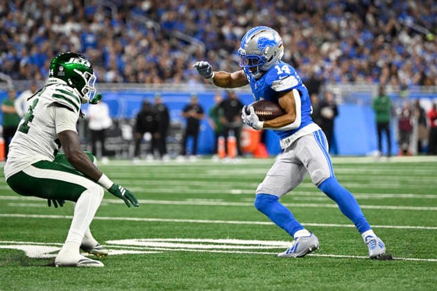 Sep 27, 2026; Detroit, MI, USA; Detroit Lions wide receiver Amon-Ra St. Brown (14) tries to juke New York Jets linebacker Jamien Sherwood (44) at Ford Field. Mandatory Credit: -Cal Media NFL, American Football Herren, USA 2026: Jets Vs Lions SEP 27  - ZUMAc04_ 20260927_zma_c04_023 Copyright: xAllanxDranbergx