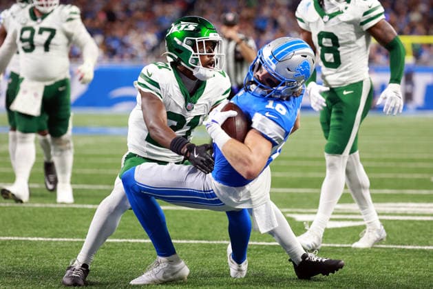 New York Jets vs Detroit Lions DETROIT,MICHIGAN-SEPTEMBER 27: Wide receiver Isaac Teslaa (18) of the Detroit Lions is pushed into the endzone by cornerback Brandon Stephens (21) of the New York Jets during an NFL, American Football Herren, USA football game between the New York Jets and the Detroit Lions in Detroit, Michigan USA, on Sunday, September 27, 2026 Detroit Michigan United States  Copyright: xAmyxLemusx originalFilename:lemus-newyorkj260927_np00A.jpg