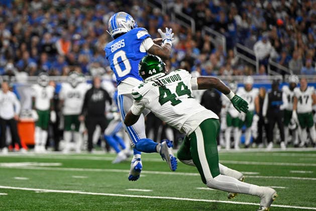 NFL, American Football Herren, USA 2026: Jets Vs Lions SEP 27 Sep 27, 2026; Detroit, MI, USA; Detroit Lions running back Jahmyr Gibbs (0) catches a pass as New York Jets linebacker Jamien Sherwood (44) trails at Ford Field. Mandatory Credit: Allan Dranberg-Cal Media (Credit Image: Â Allan Dranberg Cal Sport Media) Detroit Mi USA EDITORIAL USE ONLY Copyright: xx ZUMA-20260927_zma_c04_026.jpg AllanxDranbergx csmphotothree527367