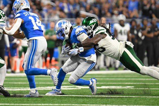 NFL, American Football Herren, USA 2026: Jets Vs Lions SEP 27 Sep 27, 2026; Detroit, MI, USA; Detroit Lions running back Jahmyr Gibbs (0) gets wrapped up by New York Jets linebacker Demario Davis (56) at Ford Field. Mandatory Credit: Allan Dranberg-Cal Media (Credit Image: Â Allan Dranberg Cal Sport Media) Detroit Mi USA EDITORIAL USE ONLY Copyright: xx ZUMA-20260927_zma_c04_021.jpg AllanxDranbergx csmphotothree527372
