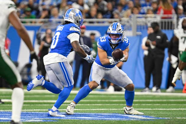 NFL, American Football Herren, USA 2026: Jets Vs Lions SEP 27 Sep 27, 2026; Detroit, MI, USA; Detroit Lions running back Sione Vaki (33) hands off to Detroit Lions running back Jahmyr Gibbs (0) in a trick play in the first quarter at Ford Field. Mandatory Credit: Allan Dranberg-Cal Media (Credit Image: Â Allan Dranberg Cal Sport Media) Detroit Mi USA EDITORIAL USE ONLY Copyright: xx ZUMA-20260927_zma_c04_020.jpg AllanxDranbergx csmphotothree527373