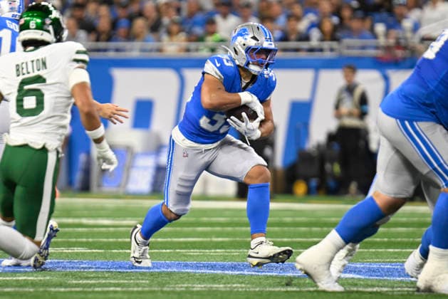 NFL, American Football Herren, USA 2026: Jets Vs Lions SEP 27 Sep 27, 2026; Detroit, MI, USA; Detroit Lions running back Sione Vaki (33) runs up the middle at Ford Field. Mandatory Credit: Allan Dranberg-Cal Media (Credit Image: Â Allan Dranberg Cal Sport Media) Detroit Mi USA EDITORIAL USE ONLY Copyright: xx ZUMA-20260927_zma_c04_010.jpg AllanxDranbergx csmphotothree527383