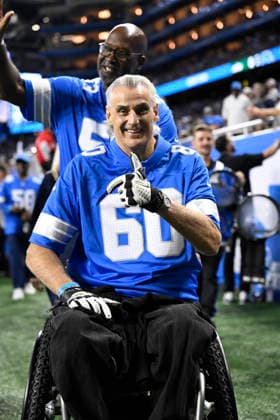 NFL, American Football Herren, USA 2026: Jets Vs Lions SEP 27 Sep 27, 2026; Detroit, MI, USA; Former Detroit Lions Chase Utley gives a thumbs up prior to the game at Ford Field. Mandatory Credit: Allan Dranberg-Cal Media (Credit Image: Â Allan Dranberg Cal Sport Media) Detroit Mi USA EDITORIAL USE ONLY Copyright: xx ZUMA-20260927_zma_c04_027.jpg AllanxDranbergx csmphotothree527366