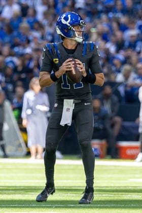 Sep 27, 2026; Indianapolis, IN, USA; Indianapolis Colts quarterback Daniel Jones (17) sets to pass the ball during NFL, American Football Herren, USA game action against the Houston Texans at Lucas Oil Stadium. Mandatory Credit: -Cal Media Indianapolis USA - ZUMAc04_ 20260927_zma_c04_032 Copyright: xJohnxMersitsx