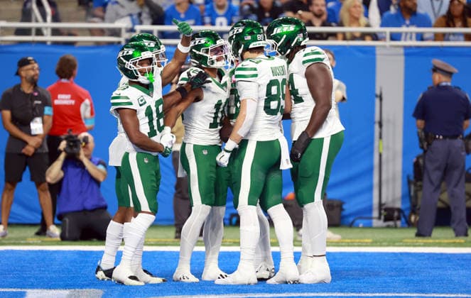New York Jets vs Detroit Lions DETROIT,MICHIGAN-SEPTEMBER 27: Tight end Kenyon Sadiq (16) of the New York Jets is congratulated after making a touchdown during an NFL, American Football Herren, USA football game between the New York Jets and the Detroit Lions in Detroit, Michigan USA, on Sunday, September 27, 2026 Detroit Michigan United States  Copyright: xAmyxLemusx originalFilename:lemus-newyorkj260927_npfly.jpg