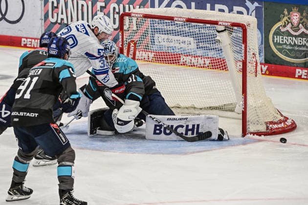 Penny DEL 26 27 Penny DEL Ingolstadt vs. Adler Mannheim Ingolstadt, September 27, 2026: Patrick Brown of Adler Mannheim, No. 38, fails to control the puck, which narrowly misses the goal. Ingolstadt, September 27, 2026: Penny DEL, Matchday 4, ERC Ingolstadt vs. Adler Mannheim at SATURN Arena, Ingolstadt Copyright: xBEAUTIFULxSPORTS Märklx