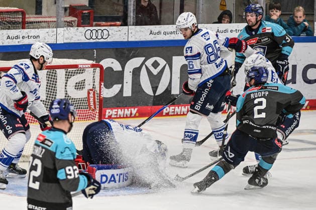Penny DEL 26 27 Penny DEL Ingolstadt vs. Adler Mannheim Ingolstadt, September 27, 2026 Sam Ruopp of ERC Ingolstadt, No. 2, poses a threat in front of the net of Maximilian Franzreb of Adler Mannheim, 56 Ingolstadt, September 27, 2026, Penny DEL, Matchday 4: ERC Ingolstadt vs. Adler Mannheim at SATURN Arena, Ingolstadt Copyright: xBEAUTIFULxSPORTS Märklx
