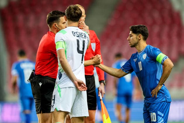 UEFA Nations League Group Stage, Nagyerdei Stadion, Debrecen, Hungary 27 9 2026 Israel vs Republic of Ireland Ireland s Dara O Shea shakes hands with the Referee team ahead of the match Dara O Shea shakes hands with the Referee team ahead of the match 27 9 2026  Copyright: xx RB1_5994