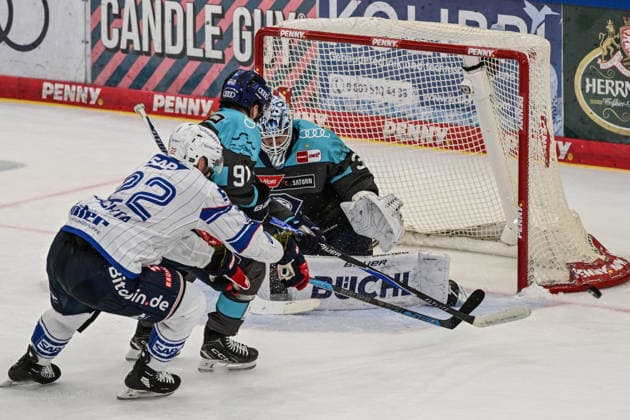 Penny DEL 26 27 Penny DEL Ingolstadt vs. Adler Mannheim Ingolstadt, September 27, 2026 Even Matthias Plachta of Adler Mannheim, 22, can t get the puck in the net against Riley Sheen of ERC Ingolstadt, 91, and Devin Williams of ERC Ingolstadt, 31 Ingolstadt, September 27, 2026 Penny DEL Matchday 4, ERC Ingolstadt vs. Adler Mannheim, SATURN Arena, Ingolstadt Copyright: xBEAUTIFULxSPORTS Märklx
