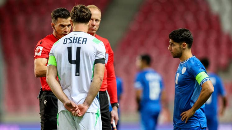 UEFA Nations League Group Stage, Nagyerdei Stadion, Debrecen, Hungary 27 9 2026 Israel vs Republic of Ireland Ireland™s Dara O Shea speaks with Referee Harm Osmers ahead of the match Dara O Shea speaks with Referee Harm Osmers ahead of the match 27 9 2026  Copyright: xx RB1_5966