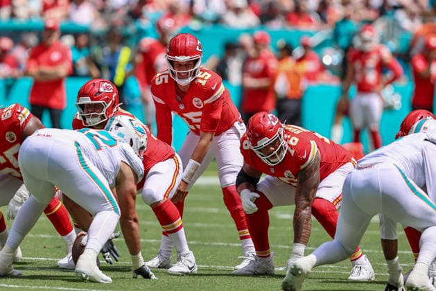 MIAMI GARDENS, FL - SEPTEMBER 27: Kansas City Chiefs quarterback Patrick Mahomes (15) prepares to take a snap during a NFL, American Football Herren, USA game between the Kansas City Chiefs and the Miami Dolphins, on Sunday September 27, 2026, at Hard Rock Stadium in Miami Gardens, FL.(Photo by Chris Arjoon Icon Sportswire). NFL: SEP 27 Chiefs at Dolphins EDITORIAL USE ONLY Icon2609270000012