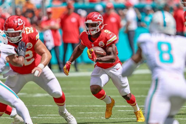 MIAMI GARDENS, FL - SEPTEMBER 27: Kansas City Chiefs running back Kenneth Walker III (9) runs with a ball during a NFL, American Football Herren, USA game between the Kansas City Chiefs and the Miami Dolphins, on Sunday September 27, 2026, at Hard Rock Stadium in Miami Gardens, FL.(Photo by Chris Arjoon Icon Sportswire). NFL: SEP 27 Chiefs at Dolphins EDITORIAL USE ONLY Icon2609270000013