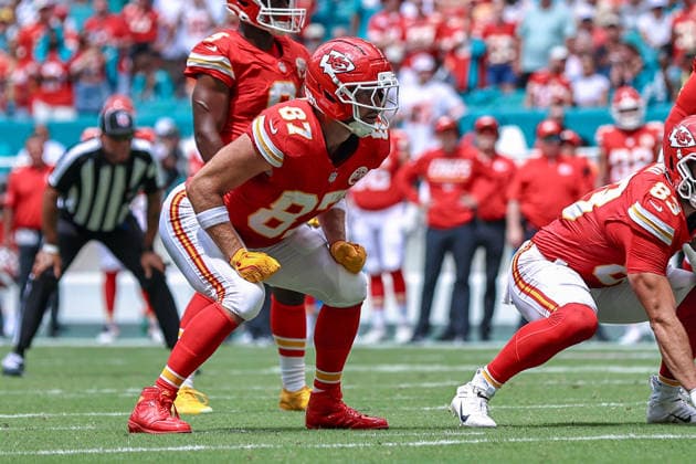 MIAMI GARDENS, FL - SEPTEMBER 27: Kansas City Chiefs tight end Travis Kelce (87) looks on during a NFL, American Football Herren, USA game between the Kansas City Chiefs and the Miami Dolphins, on Sunday September 27, 2026, at Hard Rock Stadium in Miami Gardens, FL.(Photo by Chris Arjoon Icon Sportswire). NFL: SEP 27 Chiefs at Dolphins EDITORIAL USE ONLY Icon2609270000014