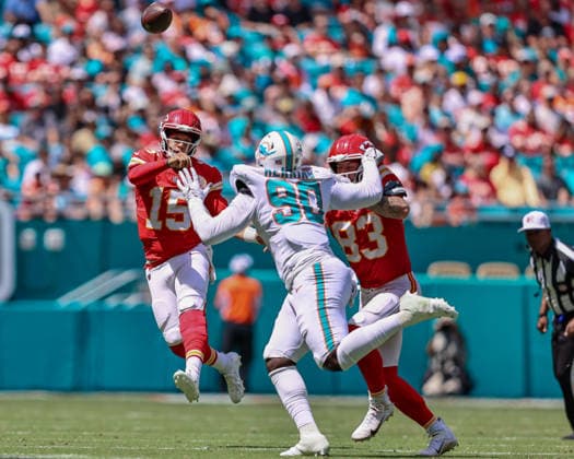 MIAMI GARDENS, FL - SEPTEMBER 27: Kansas City Chiefs quarterback Patrick Mahomes (15) makes a pass during a NFL, American Football Herren, USA game between the Kansas City Chiefs and the Miami Dolphins, on Sunday September 27, 2026, at Hard Rock Stadium in Miami Gardens, FL.(Photo by Chris Arjoon Icon Sportswire). NFL: SEP 27 Chiefs at Dolphins EDITORIAL USE ONLY Icon2609270000019