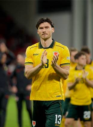 RECORD DATE NOT STATED Football - UEFA Nations League - Group A4 - Denmark v Wales COPENHAGEN, DENMARK - Sunday, September 27, 2026: Wales Kieffer Moore applauds the supporters after the UEFA Nations League Group A4 Matchday 2 match between Denmark and Wales at the Parken Stadium. Denmark won 2-0. (Photo by Amanda McMaster Propaganda) COPENHAGEN Parken Stadium COPENHAGEN DENMARK  Copyright: xAmandaxMcMasterx 2026-09-27-Denmark_v_Wales-039