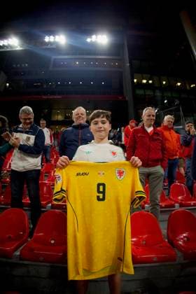 RECORD DATE NOT STATED Football - UEFA Nations League - Group A4 - Denmark v Wales COPENHAGEN, DENMARK - Sunday, September 27, 2026: A Wales supporter with the shirt of Lewis Koumas after the UEFA Nations League Group A4 Matchday 2 match between Denmark and Wales at the Parken Stadium. (Photo by Amanda McMaster Propaganda) COPENHAGEN Parken Stadium COPENHAGEN DENMARK  Copyright: xAmandaxMcMasterx 2026-09-27-Denmark_v_Wales-043