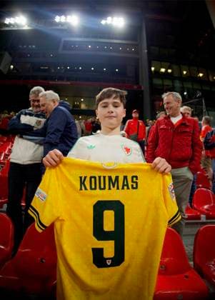 RECORD DATE NOT STATED Football - UEFA Nations League - Group A4 - Denmark v Wales COPENHAGEN, DENMARK - Sunday, September 27, 2026: A Wales supporter with the shirt of Lewis Koumas after the UEFA Nations League Group A4 Matchday 2 match between Denmark and Wales at the Parken Stadium. (Photo by Amanda McMaster Propaganda) COPENHAGEN Parken Stadium COPENHAGEN DENMARK  Copyright: xAmandaxMcMasterx 2026-09-27-Denmark_v_Wales-044