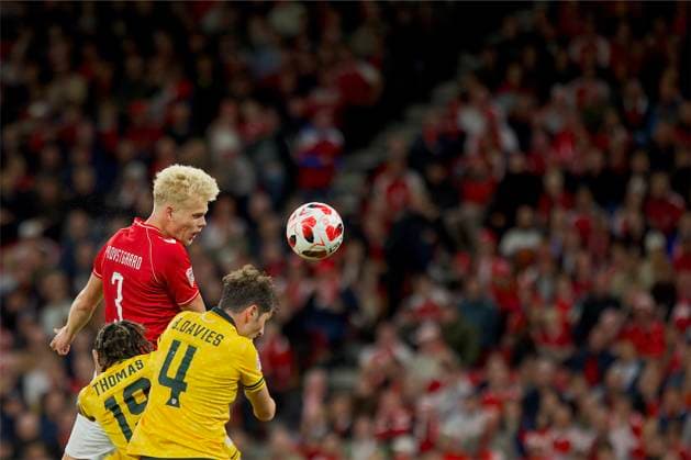 RECORD DATE NOT STATED Football - UEFA Nations League - Group A4 - Denmark v Wales COPENHAGEN, DENMARK - Sunday, September 27, 2026: Denmark s Oliver Provstgaard challenges for a header with Wales Sorba Thomas and Ben Davies during the UEFA Nations League Group A4 Matchday 2 match between Denmark and Wales at the Parken Stadium. Denmark won 2-0. (Photo by Amanda McMaster Propaganda) COPENHAGEN Parken Stadium COPENHAGEN DENMARK  Copyright: xAmandaxMcMasterx 2026-09-27-Denmark_v_Wales-047