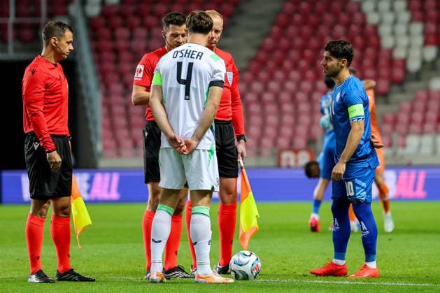 UEFA Nations League Group Stage, Nagyerdei Stadion, Debrecen, Hungary 27 9 2026 Israel vs Republic of Ireland Ireland s Dara O Shea speaks with Referee Harm Osmers ahead of the match Dara O Shea speaks with Harm Osmers ahead of the match 27 9 2026  Copyright: xx RB2_0407