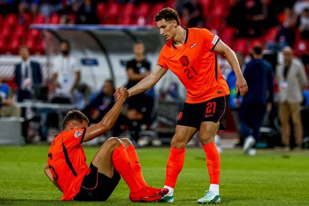 BELGRADE - Ruben van Bommel of the Netherlands helps Micky van de Ven of the Netherlands onto the pitch during the UEFA Nations League match between Serbia and the Netherlands at the Rajko Mitic Stadium on September 27, 2026, in Belgrade, Serbia. MARCEL TER BALS ANP UEFA Nations League 2026 27 xVIxANPxSportx xMarcelxterxBalsxIVx 570441669 originalFilename: 570441669.jpg