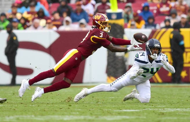 LANDOVER, MD - SEPTEMBER 27: Commanders wide receiver Stefon Diggs (3) can™t pull in a catch over the middle of the field as Seahawks safety Rodney Thomas II (24) defends during the Seattle Seahawks versus Washington Commanders National Football League game at Northwest Stadium on September 27, 2026 in Landover, MD. (Photo by Randy Litzinger Icon Sportswire) NFL, American Football Herren, USA SEP 27 Seahawks at Commanders EDITORIAL USE ONLY Icon9662609270489