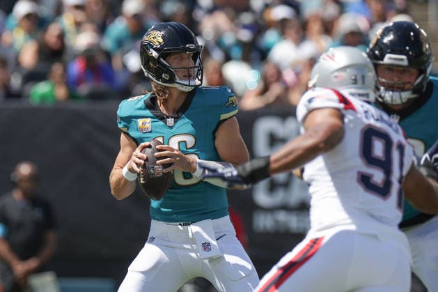 JACKSONVILLE, FL - SEPTEMBER 27: Trevor Lawrence 16 of the Jacksonville Jaguars throws a pass during the game between the Jacksonville Jaguars and the New England Patriots on September 27, 2026 at EverBank Stadium in Jacksonville, Fl. (Photo by David Rosenblum Icon Sportswire) NFL, American Football Herren, USA SEP 27 Patriots at Jaguars EDITORIAL USE ONLY Icon260927005479